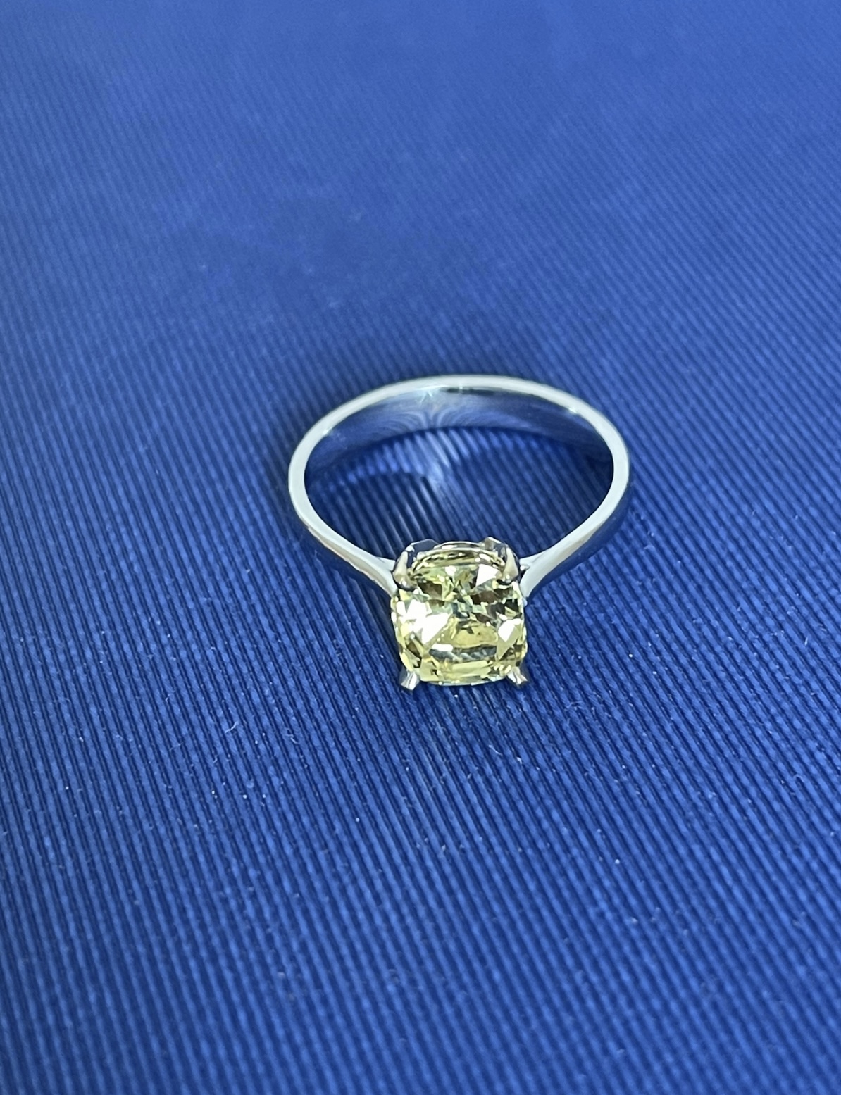 Кольцо с жёлтым бриллиантом(0,51 ct.) из платины 950 пробы