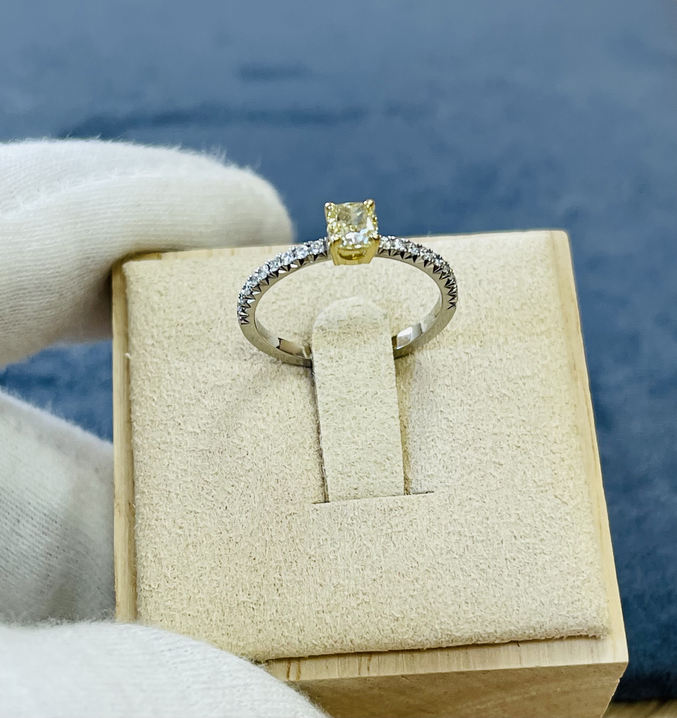 Кольцо с жёлтым бриллиантом огранки «Кушон»(0,50 ct.) из платины 