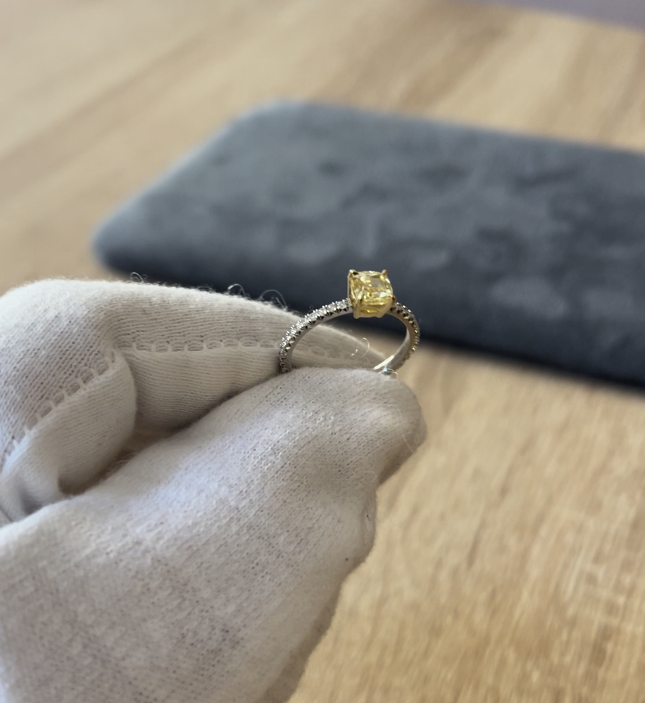Кольцо с жёлтым натуральным бриллиантом огранки «Кушон»(0,90 ct.) из платины 