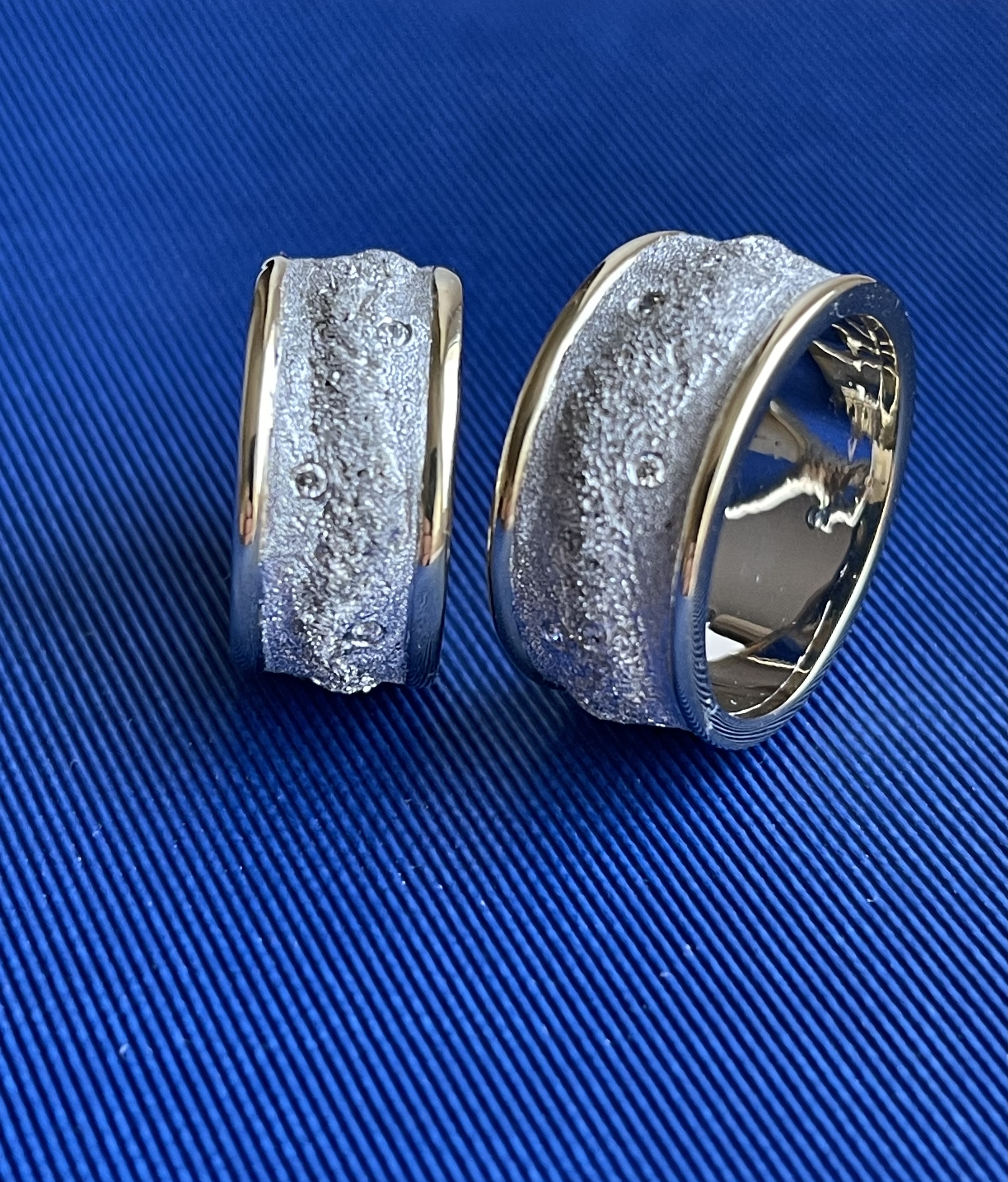 Обручальные кольца с бриллиантами(0,042 ct.) из платины и золота 